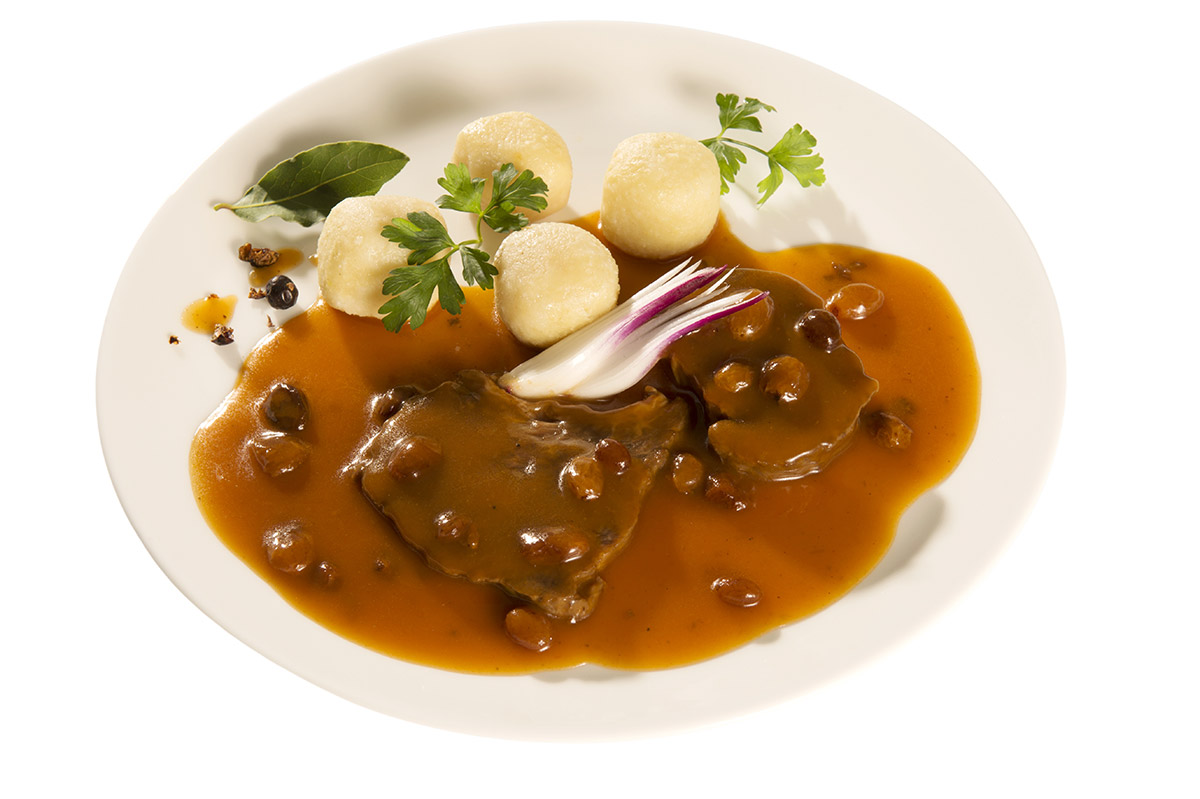 Rheinischer-Sauerbraten-in-feiner-Bratensosse-mit-Kartoffelkloesse-Clean